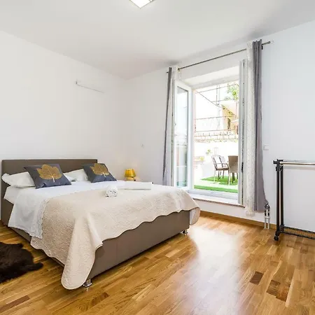 Newcity Apartman *