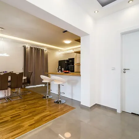 Newcity Apartman *