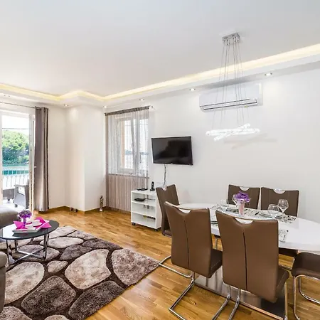 Newcity Apartman *